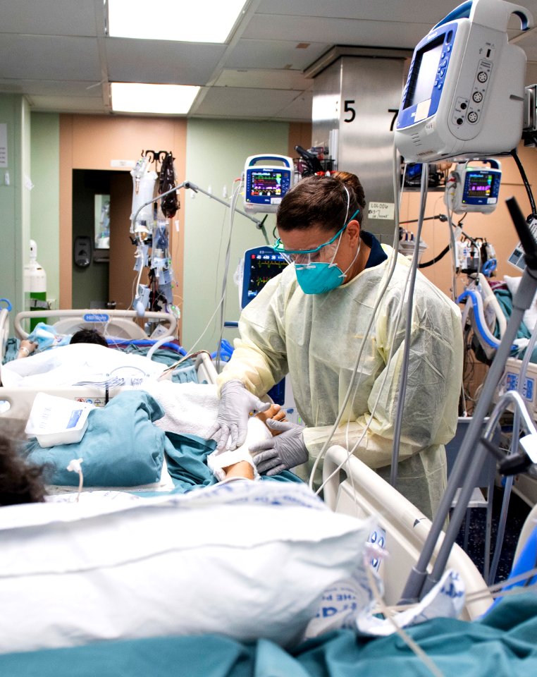 U.S. Navy Doctors, Nurses and Corpsmen Treat COVID Patients in the ICU Aboard USNS Comfort (49826182361)