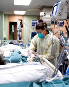 U.S. Navy Doctors, Nurses and Corpsmen Treat COVID Patients in the ICU Aboard USNS Comfort (49826182361)