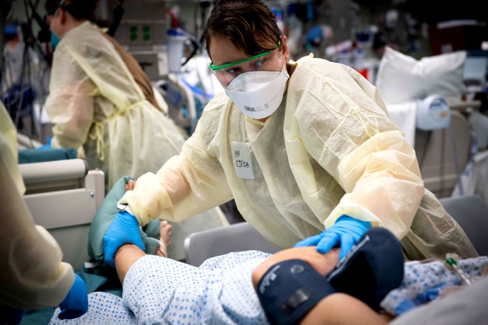 U.S. Navy Doctors, Nurses and Corpsmen Treat COVID Patients in the ICU Aboard USNS Comfort (49825650413)