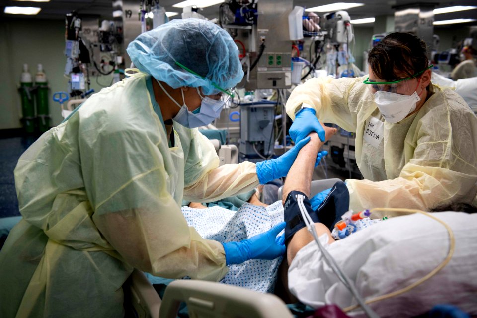 U.S. Navy Doctors, Nurses and Corpsmen Treat COVID Patients in the ICU Aboard USNS Comfort (49825650593)
