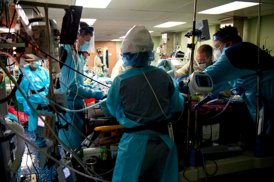 U.S. Navy Doctors, Nurses and Corpsmen Treat COVID Patients in the ICU Aboard USNS Comfort (49826501647)
