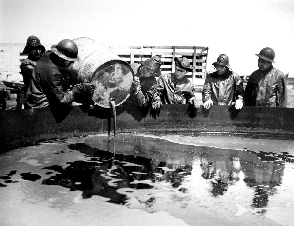 U.S. Navy Firemen of the Fleet being trained to extinguish fires, 1943 (26169069320)