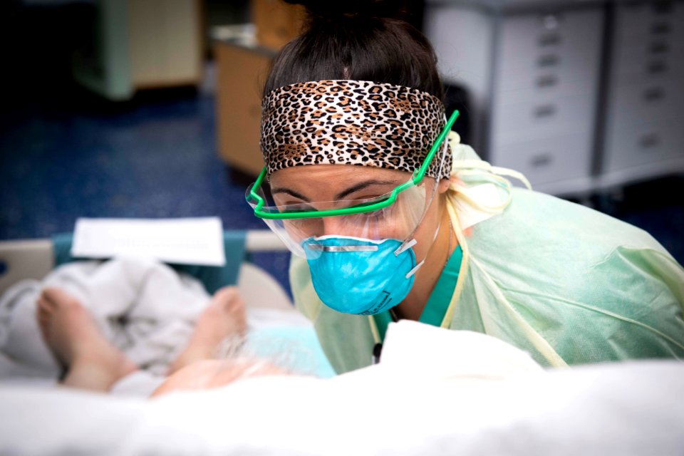 U.S. Navy Doctors, Nurses and Corpsmen Treat COVID Patients in the ICU Aboard USNS Comfort (49826502432)