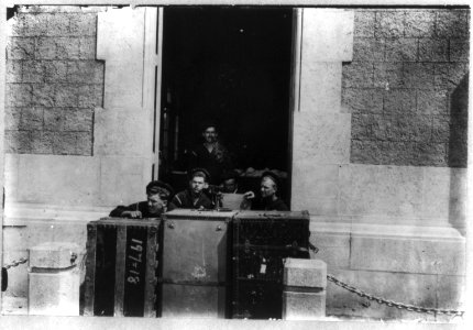 U.S. Navy in action at Vera Cruz, Mexico, 1914- machinegun squad guarding custom house LCCN2006685909