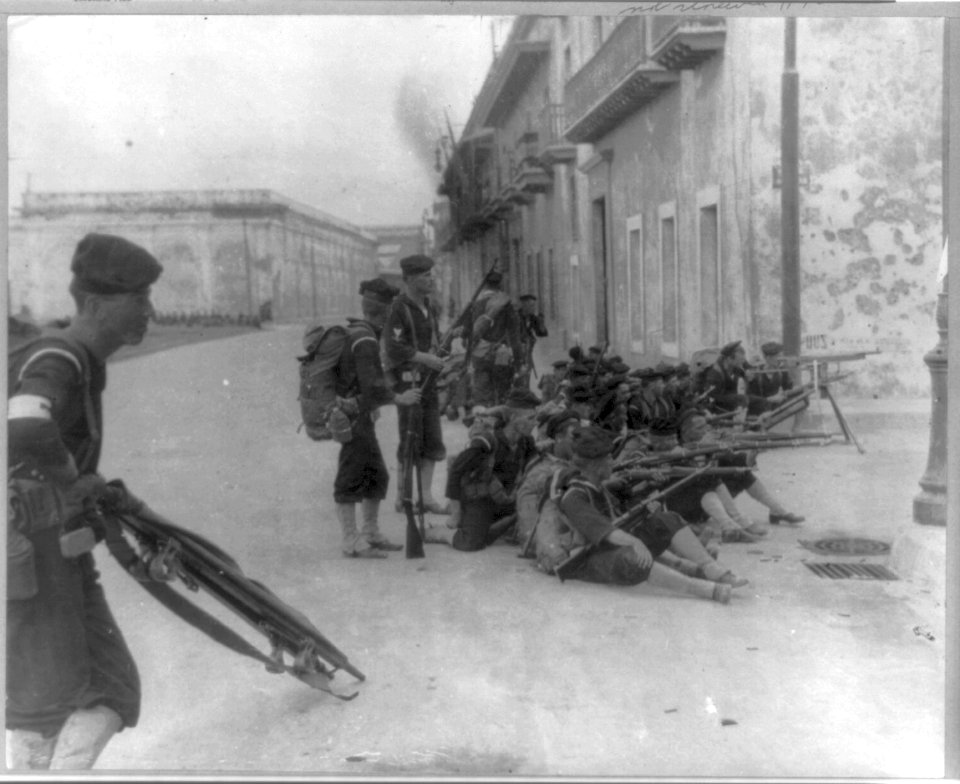 U.S. Navy in action at Vera Cruz, Mexico, 1914- riflemen and machinegunners guarding street LCCN2006685912