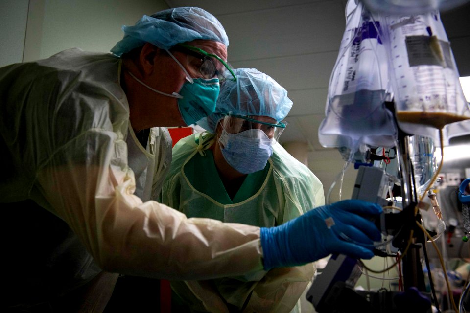 U.S. Navy Doctors, Nurses and Corpsmen Treat COVID Patients in the ICU Aboard USNS Comfort (49826181841)