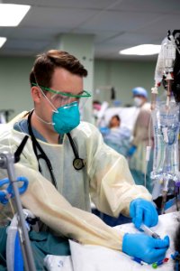 U.S. Navy Doctors, Nurses and Corpsmen Treat COVID Patients in the ICU Aboard USNS Comfort (49826182731)