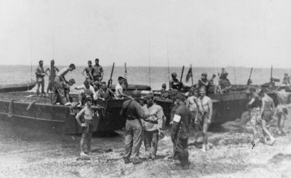 U.S. Navy Underwater Demolition Team 21 lands in Tokyo Bay on 28 August 1945 (NH 71599)