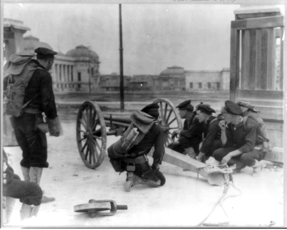 U.S. Navy in action at Vera Cruz, Mexico, 1914- field gun battery shelling nest of snipers LCCN2006685915