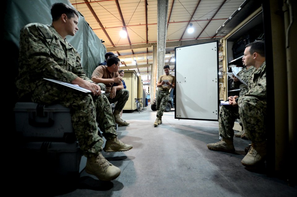 U.S. Navy Chief Hull Maintenance Technician Mario Pais, center, assigned to an unmanned underwater vehicle team with Commander, Task Group (CTG) 56 140209-N-OU681-007