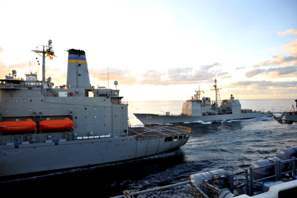 U.S. Navy ships resuply. (9018276244)