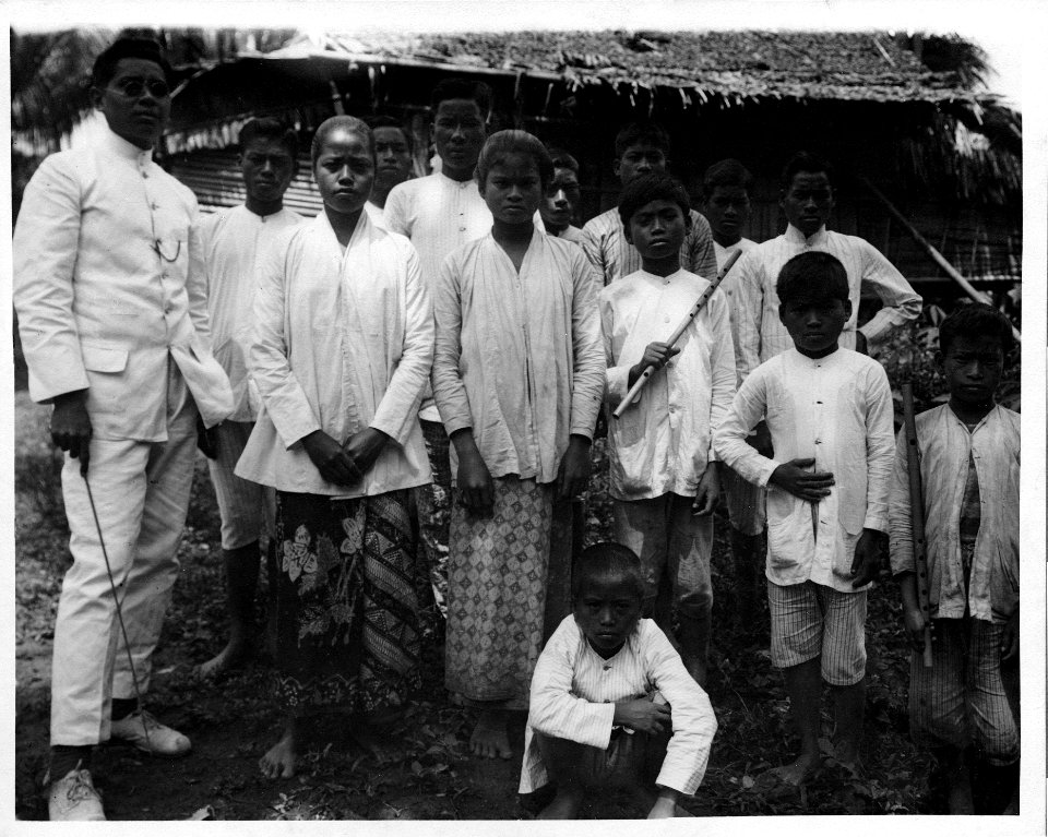 Ungdomar från Pinapóean, Lojnang, nordöstra Celebes. Sulawesi, Kabupaten Banggai, Banggaai - SMVK - 000187