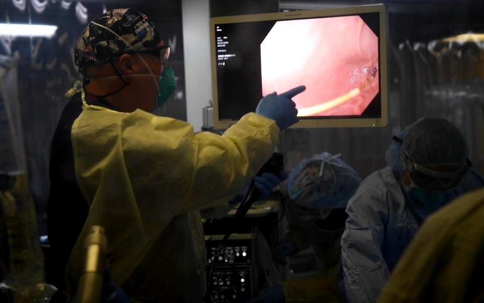 U.S. Navy Doctors, Nurses and Corpsmen Treat Patients in the ICU Aboard USNS Comfort (49826070011)