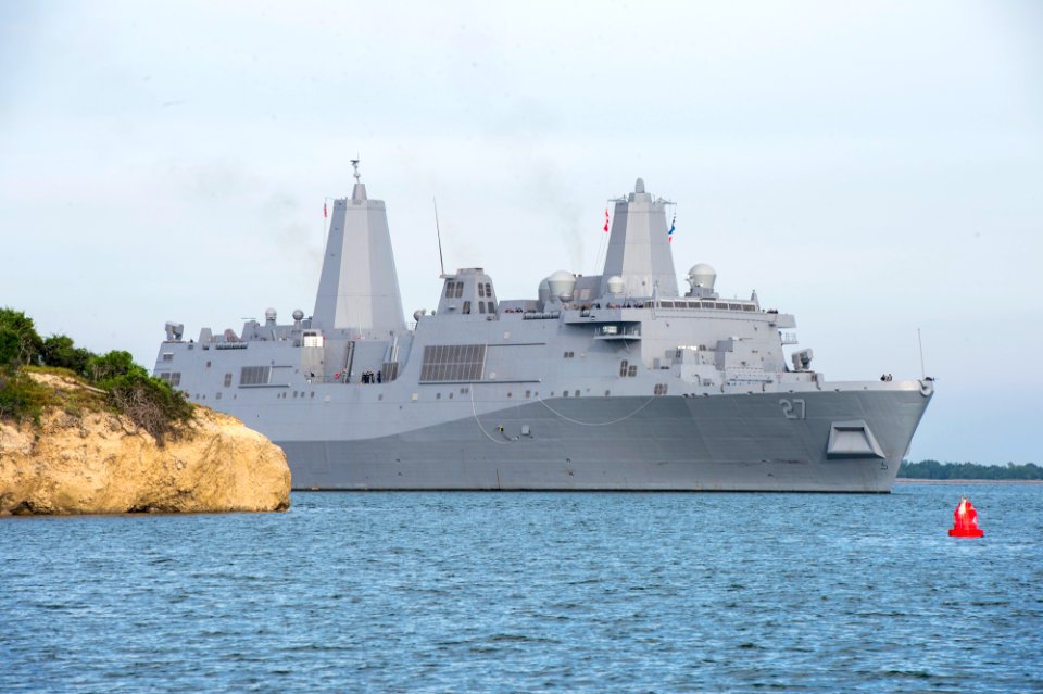U.S. Navy ship pulls into Guantanamo Bay. (38591829585)
