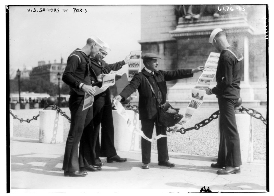U.S. sailors in Paris LCCN2014717798