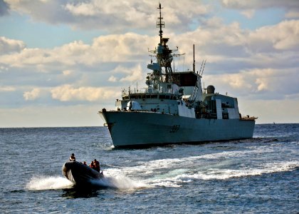 U.S. Navy Sailors depart the Canadian navy ship HMCS Fredericton. (15949058624)