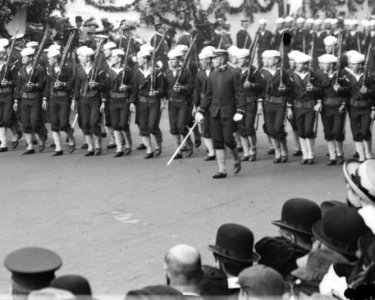 U.S. Sailors in Columbus Day Parade LCCN2014690868 (cropped)