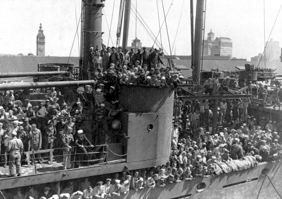 U.S. servicemen returning to San Francisco aboard USS Randall (APA-224), in 1946 (UA 557.18.01)