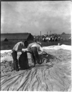 U.S. Signal Corps at work on balloon, Ft. Myer, Va., 1907 LCCN2002722095