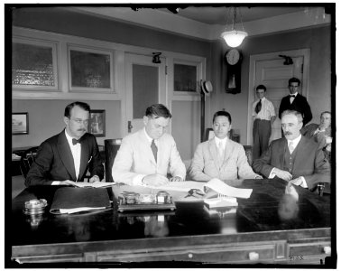 U.S. Shipping Board signing contract w-China LOC hec.14023