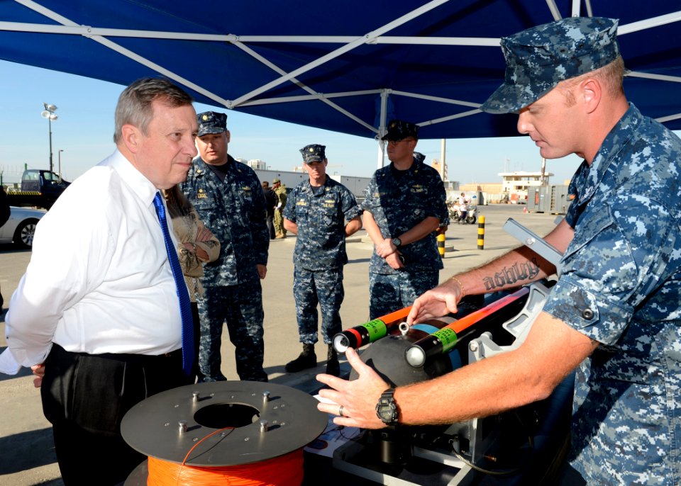 U.S. Sen. Dick Durbin visits USS Gladiator. (8551806393)