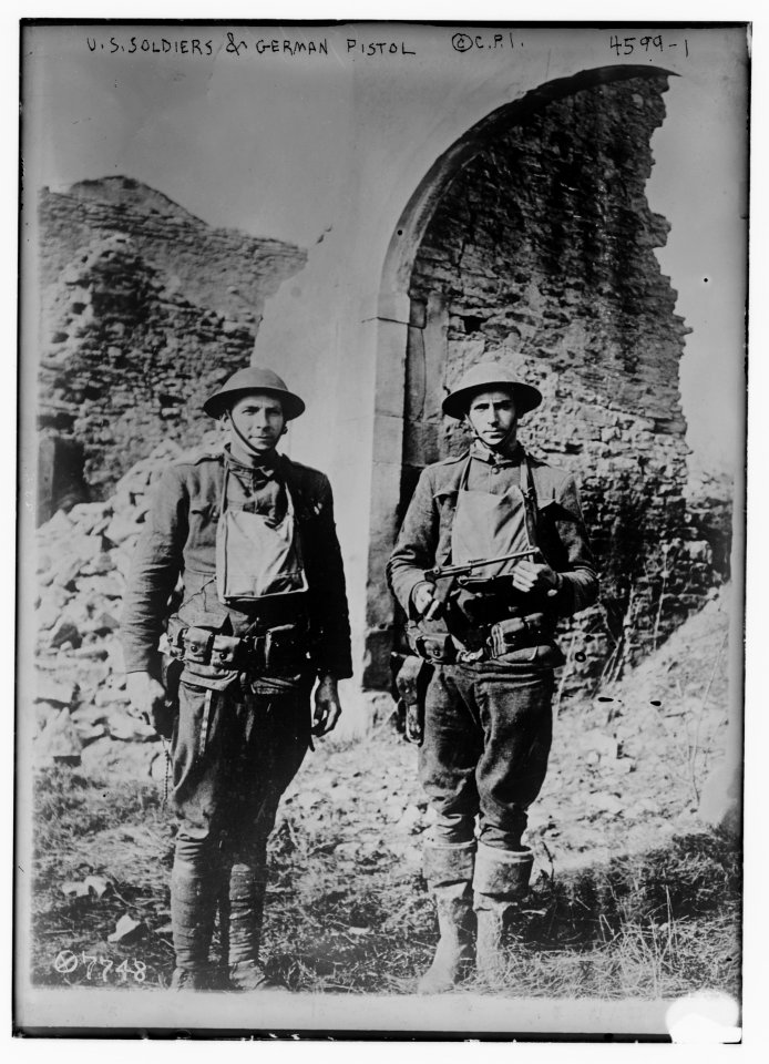 U.S. soldiers & German pistol LCCN2014707022