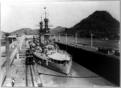 U.S.S. Arizona in lock, Panama Canal LCCN89715819