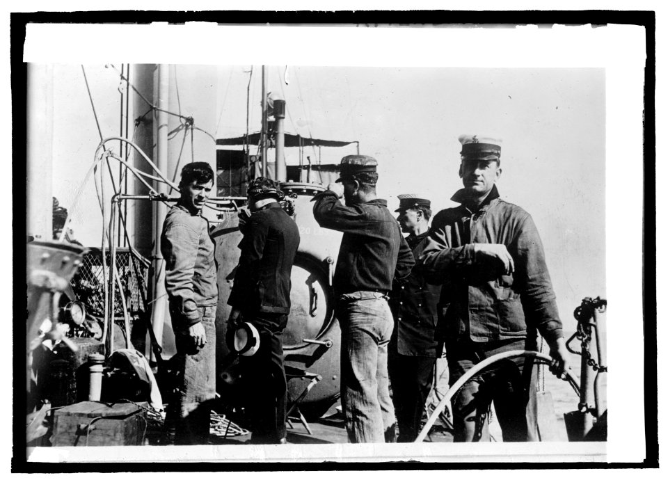 U.S.S. Walke, diver Stillson, P.A. (...) & G.R.W. Much talking to diver on phone LCCN2016821340
