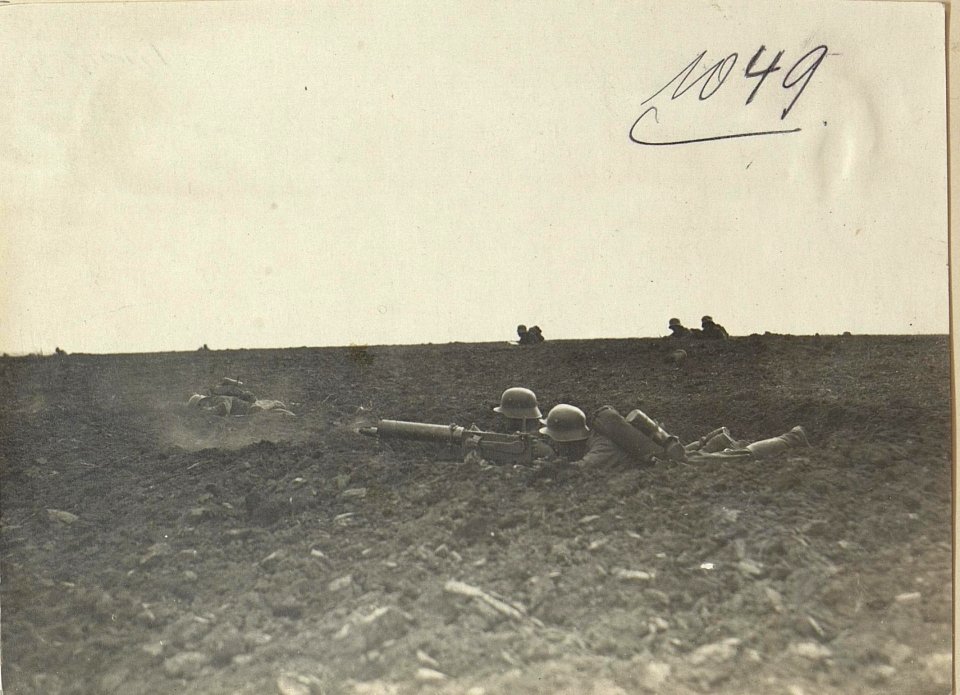 Uebungskurs Rohatyn. Maschinengewehre im Kampfe aus Granatlöchern. (BildID 15728287)