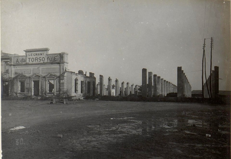 Udine, abgebrannte Fabrik. (BildID 15667435)
