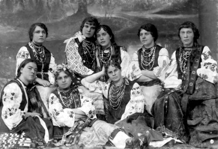Ukrainian girls, 1914
