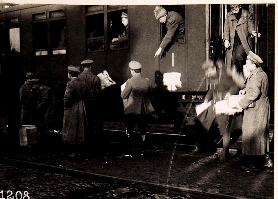 Ukrainische Offiziere am Bahnhof in Wladimir-Wolynskij. (BildID 15711589)