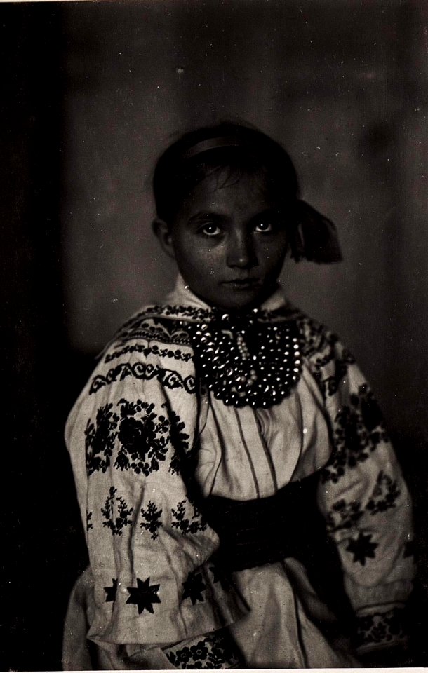 Ukrainische Mädchen in nationaler Tracht (BildID 15705672)