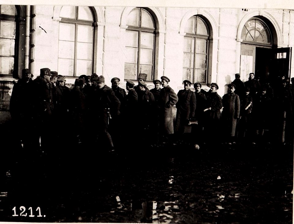 Ukrainische Offiziere am Bahnhof von Wladymir-Wolinskij. (BildID 15711610)