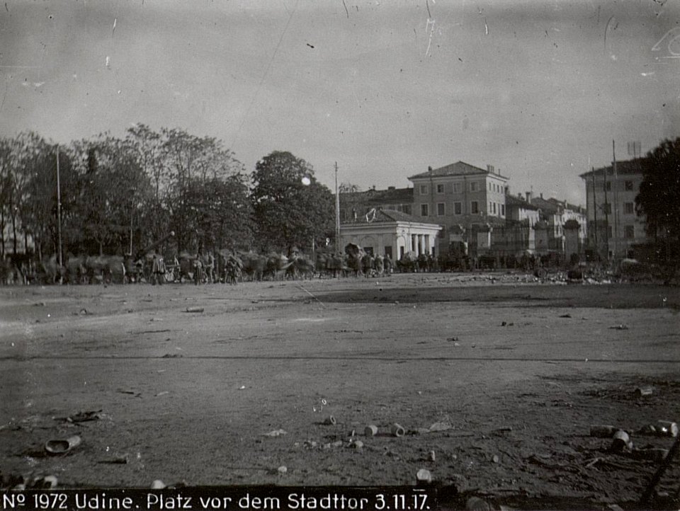 Udine. Platz vor dem Stadttor 3.11.17. (BildID 15610631)