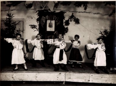 Ukrainian national dance performed by girls at the Ukrainian school in Ustilug (BildID 4816581) photo