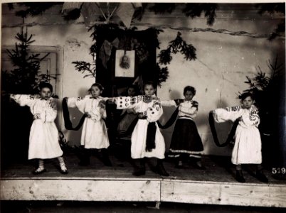 Ukrainian national dance performed by girls at the Ukrainian school in Ustilug (BildID 4816581)