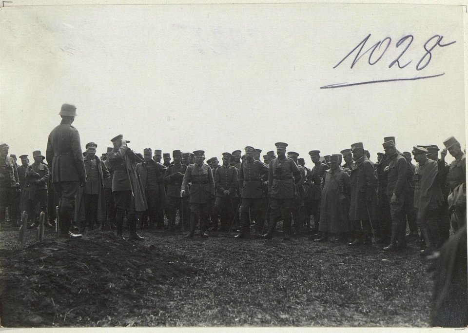 Uebungskurs Rohatyn. Offiziersgruppe am Uebungsplatz des Sturmbataillons. (BildID 15728140)