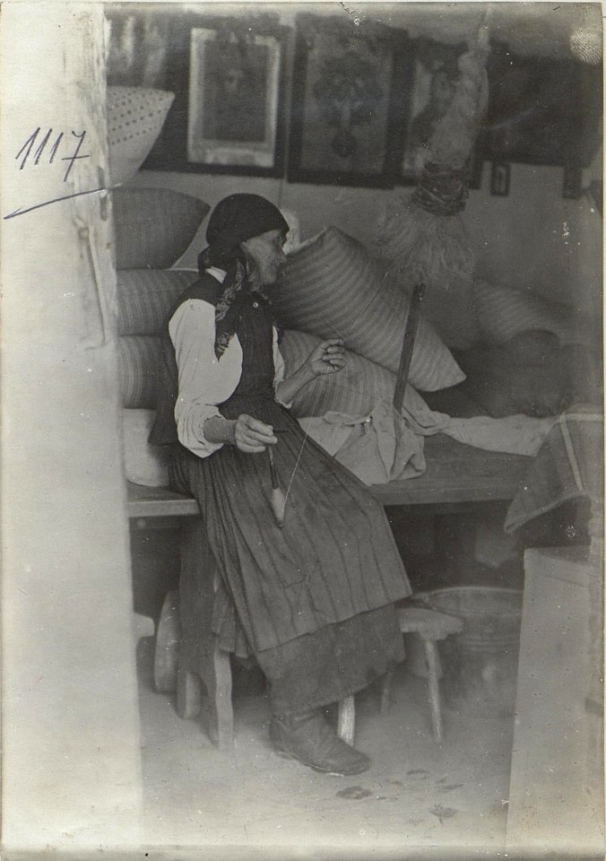 Ukrainische Bäuerin beim Spinnen in der Umgebung von Bursztyn. (BildID 15729633)