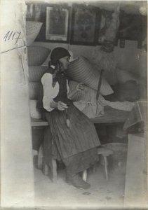 Ukrainische Bäuerin beim Spinnen in der Umgebung von Bursztyn. (BildID 15729633)