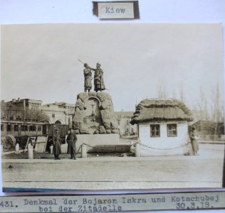 Ukraine, Kiew, Denkmal der Bojaren, Foto 1918 photo