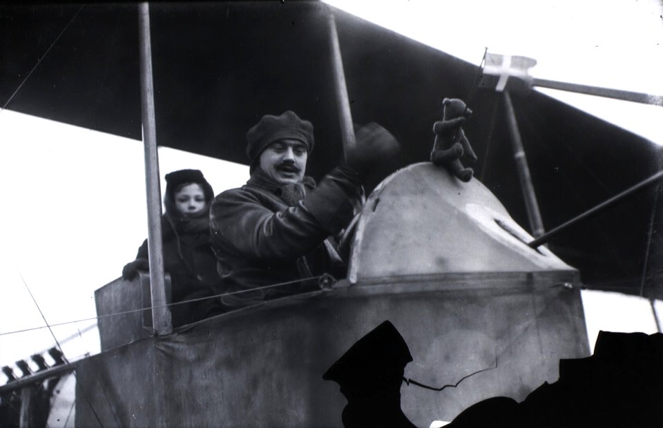 Ulrik Birch in airplane - Holger Damgaard