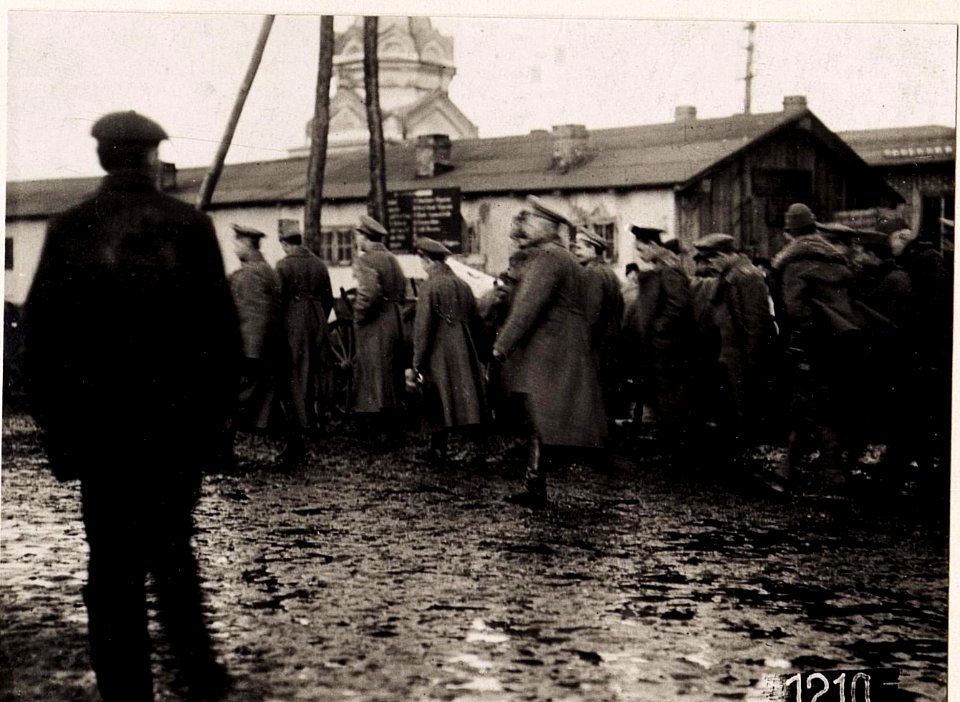 Ukrainische Offiziere am Bahnhof von Wladymir-Wolinskij. (BildID 15711603)