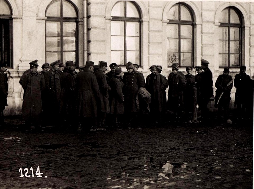 Ukrainische Offiziere am Bahnhof in Wladymir-Wolinskij. (BildID 15711631)