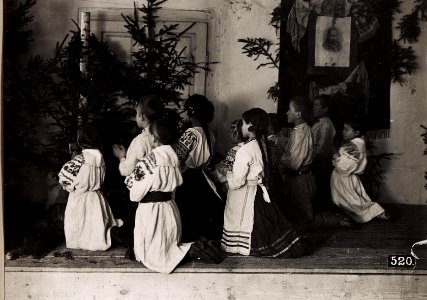 Ukrainische Schulmädchen bei der Messe (BildID 15705609)