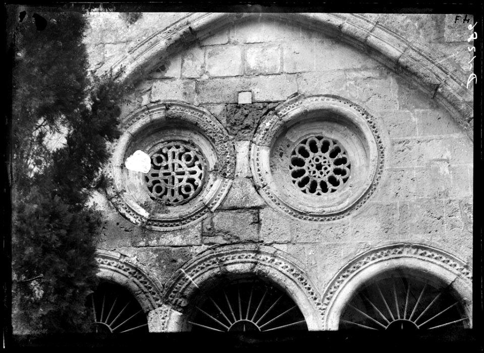 Ull de bou del claustre d'una església de Tarragona