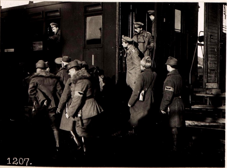 Ukrainische Offiziere am Bahnhof in Wladimir-Wolynskij. (BildID 15711582)