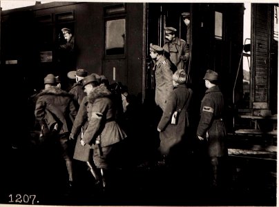 Ukrainische Offiziere am Bahnhof in Wladimir-Wolynskij. (BildID 15711582)