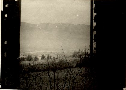 Umgebung des Brückenkopfes von Tolmein, links die Kaserne, rechts im Nebel die Brücke, im Hintergrunde die Abhänge der Jeza. Standpunkt, 1.Stock des Schulhauses in Tolmein. (BildID 15465985)