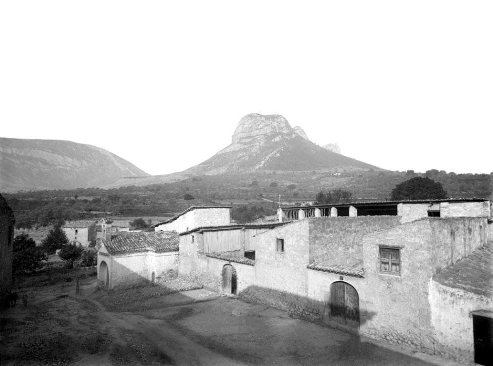 Un carrer d'Organyà amb la serra de Santa Fe al fons (Restored)